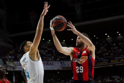 El alero italiano del Baskonia Patricio Garino (d) lucha un balón con el pívot mexicano Gustavo Ayón (i), del Real Madrid.