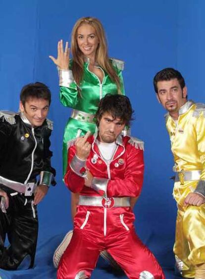 De izquierda a derecha, agachados, Fernando Tejero, Gorka Lasaosa y Arturo Valls. De pie, Kira Miró.