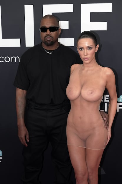  Kanye West y Bianca Censori posando para los fotógrafos. 