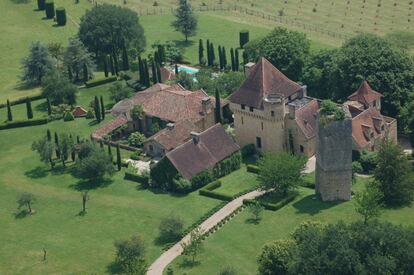 Esta fortaleza del siglo XII con torre está restaurada por completo. Está situada en Dordoña en la región de Aquitania, al suroeste de Francia.