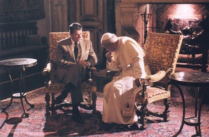 Ronald Reagan conversa con Juan Pablo II.