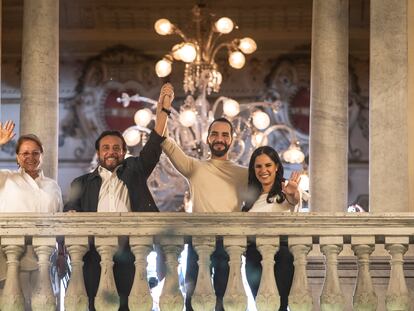 El presidente de El Salvador, Nayib Bukele, junto a su esposa Gabriela de Bukele, el vicepresidente Félix Ulloa y su esposa, Lilian Alvarenga de Ulloa, tras declararse ganador en las elecciones presidenciales.