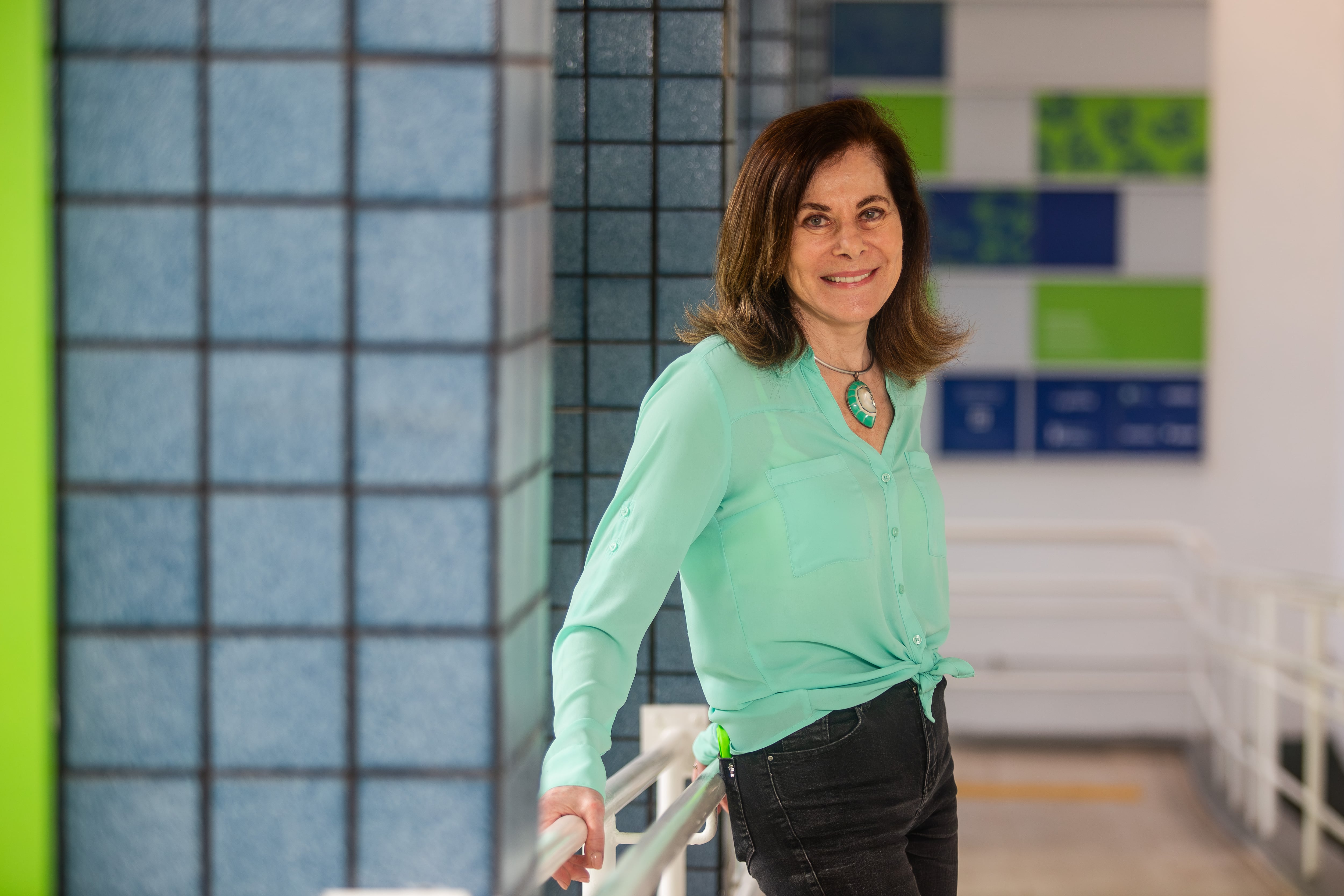 La genetista brasileña Mayana Zatz, coordinadora de un estudio sobre centenarios, posa en la Universidad de São Paulo tras la entrevista. 