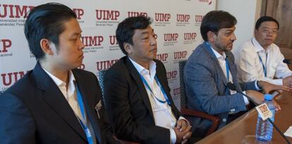 Un grupo de empresarios con el español Emiliano García Coso, director del curso" China y América Latina, una relación estratégica"