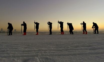 Trabajadores apuñalan picas de hierro en el río Songhua, congelado. Los bloques de hielo gigantes son extraídos para las esculturas del Festival Harbin.en la provincia de Heilongjiang. Cada cubo de hielo pesa alrededor de 250 kilogramos (551 libras). De acuerdo con los organizadores del festival, se emplearon cerca de 10.000 trabajadores de la construcción de las esculturas de hielo y nieve, que requieren unos 180.000 metros cuadrados de hielo y 150.000 metros cuadrados de nieve