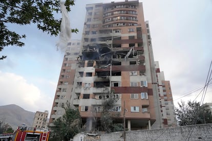 Un edificio golpeado por el ataque de Israel, este viernes en Teherán. 