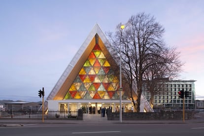 Catedral de Christchurch, en Nueva Zelanda, edificio de Shigeru Ban levantado con tubos de cartón en 2013.