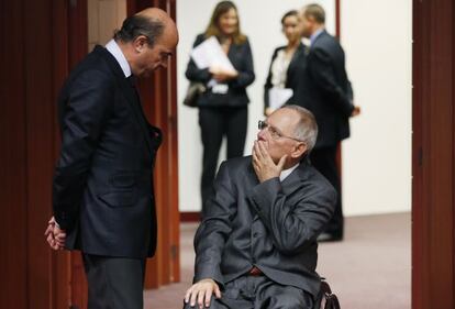 Luis de Guindos y el ministro alemán de Finanzas, Wolfgang Schäuble.