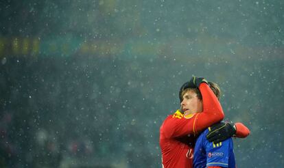 El centrocampista del Basilea Valentin Stocker es felicitado por un compañero de equipo tras marcar el gol ante el Dnipro Dnipropetro