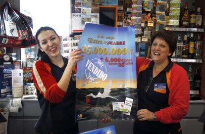 Silvia y Ángela, empleadas de la gasolinera de Leganés que ha repartido el premio de 15 millones de euros.