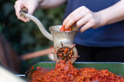 El pimiento rojo horneado pasado por un molinillo manual.
