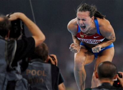 Yelena Isinbayeva celebra con un gesto de rabia su victoria olímpica y récord del mundo.