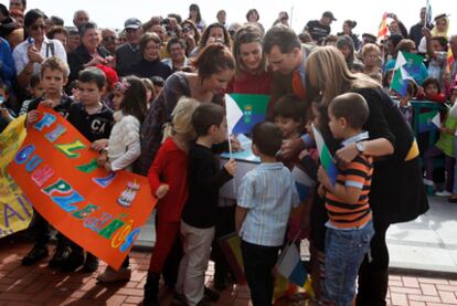 Los Príncipes hablan con algunos niños y niñas del colegio de La Restinga, en El Hierro.