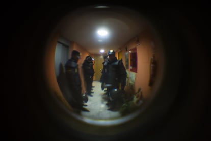 Agentes de policía llegan a la vivienda de Andrés González, de 53 años, antes de ser desahuciado por no poder pagar su vivienda en Madrid.