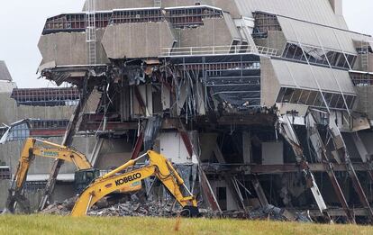 Ni su singularidad arquitectónica ni el simbolismo de su pasado (el edificio de la Burroughs Wellcome fue donde se descubrió el medicamento que permite llevar una vida casi normal a los enfermos de sida) han conmovido a United Therapeutics, la empresa propietaria del edificio que estos días ha comenzado su demolición. |