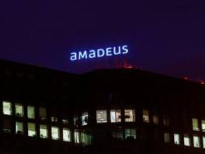 Logo de Amadeus en sus oficinas de Madrid.