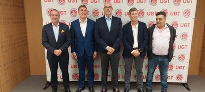 (De izquierda a derecha) Jean-François Fallacher (Orange), Colman Deegan (Vodafone), Emilio Gayo (Telefónica), y dos dirigentes de UGT