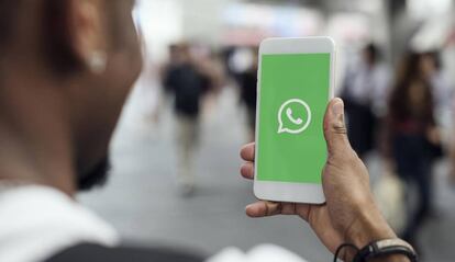 Smartphone con WhatsApp de fondo