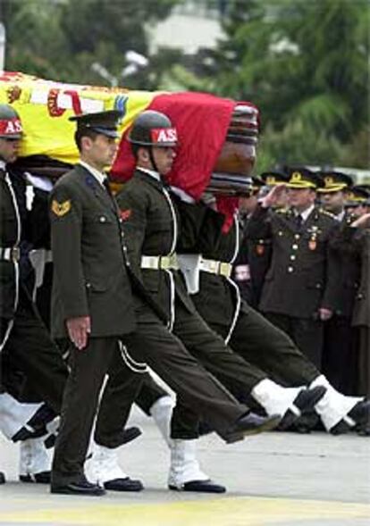 Embarque de los féretros con los militares españoles en el aeropuerto de Trabzon el 28 de mayo de 2003.