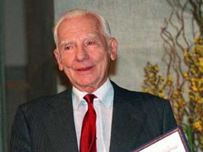 Joseph Rotblat, tras recibir el Nobel de la Paz.