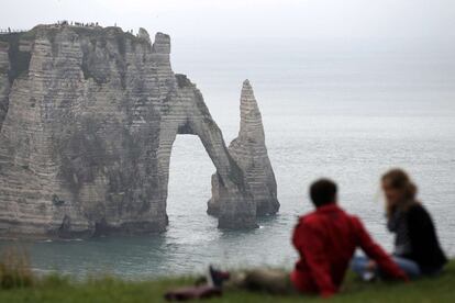 Turistas en los acantilados de Etretat, al norte de Francia.