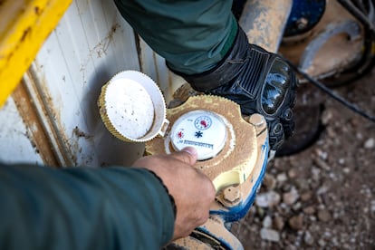 Un agente del Seprona inspecciona un caudalímetro para saber si el contador está registrando correctamente el agua que se extrae del pozo. 