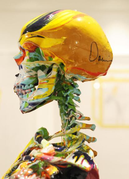 <i>Calavera pintada</i>, de Damien Hirst, subastada en Sotheby's en 2008. Don Thompson, un economista anglosajón y profesor de ciencias empresariales, publica <i>El tiburón de 12 millones de dólares</i>, en el que demuestra cómo el <i>marketing</i> y la codicia dominan el mundo del arte.