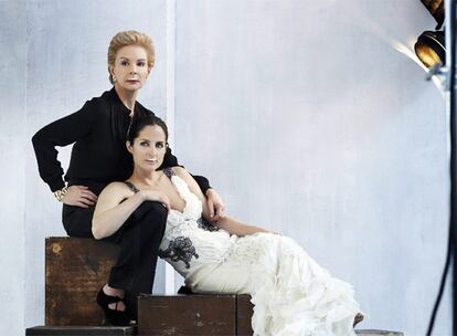 La diseñadora venezolana Carolina Herrera y su hija Carolina Adriana han presentado en Nueva York la campaña publicitaria Got milk?, que pretende inculcar la importancia del consumo de leche en Estados Unidos. En el anuncio ambas muestran tranquilamente sendos bigotes blancos de leche, los mismos que desde hace años han lucido en similares <i>spots</i> personalidades como el ex presidente de EE UU, Bill Clinton, Lauren Bacall, Noemi Campbell o Hugh Jackman.