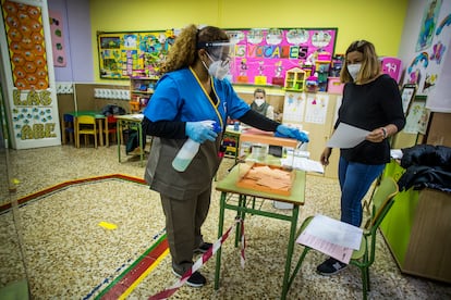 Una mujer limpia en el colegio La Inmaculada-Marillac, en Chamberí.