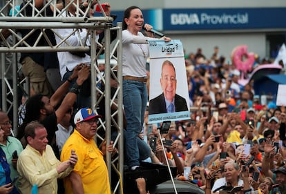 María Corina Machado sostiene la imagen del candidato presidencial Edmundo González, durante un mitin de campaña en Maracaibo, Venezuela, el 2 de mayo de 2024. 