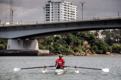 Una sesión de entrenamiento de Asiya Mohammed en las aguas de Mombasa. El recorrido no ha sido fácil para esta deportista. Tuvo que remontar numerosos obstáculos y frustraciones, tanto como discapacitada como mujer, todo ello con escaso apoyo económico por parte de las federaciones deportivas del país africano.