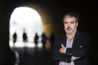 El director y productor José Antonio Hergueta, posa junto a la vieja carretera de Almería. 