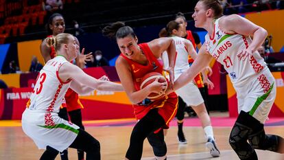 Raquel Carrera intenta superar a las defensoras bielorrusas. feb