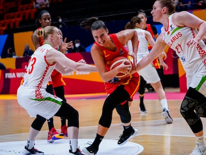 Raquel Carrera intenta superar a las defensoras bielorrusas. feb