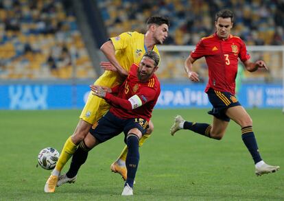 Sergio Ramos corta el ataque de Yaremchuk ante la mirada de Reguilón. efe