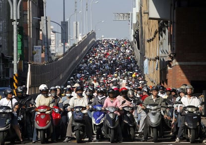 Motoristas esperan en un cruce en Taipei, Taiwan, en una imagen de 2009.