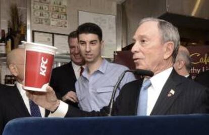 El alcalde de Nueva York, Michael Bloomberg, sujeta un recipiente de refresco gigante, durante una rueda de prensa, en el restaurante Lucky para agradecer a los dueños su decisión de limitar el tamaño de los refrescos en Nueva York, Estados Unidos.