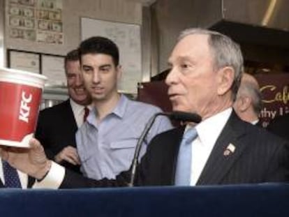 El alcalde de Nueva York, Michael Bloomberg, sujeta un recipiente de refresco gigante, durante una rueda de prensa, en el restaurante Lucky para agradecer a los dueños su decisión de limitar el tamaño de los refrescos en Nueva York, Estados Unidos.