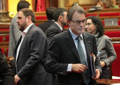 El presidente de la Generalitat, Artur Mas (d), y el líder y la secretaria de Esquerra Repúblicana de Cataluña, Oriol Junqueras (i) y Marta Rovira, respectivamente, durante la sesión de control.