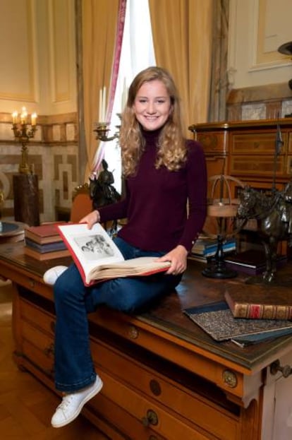 Isabel de Bélgica, vestida de manera informal, en una de las imágenes oficiales distribuidas por su 18 cumpleaños.