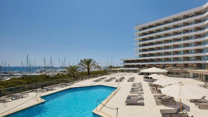 Vista exterior de la piscina y del mar en el hotel Meliá Palma Marina.