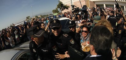 Isabel Pantoja momentos antes de desmayarse tras conocer su sentencia que la condena a dos años de prisión por blanqueo de capitales, aunque no ingresará en prisión.