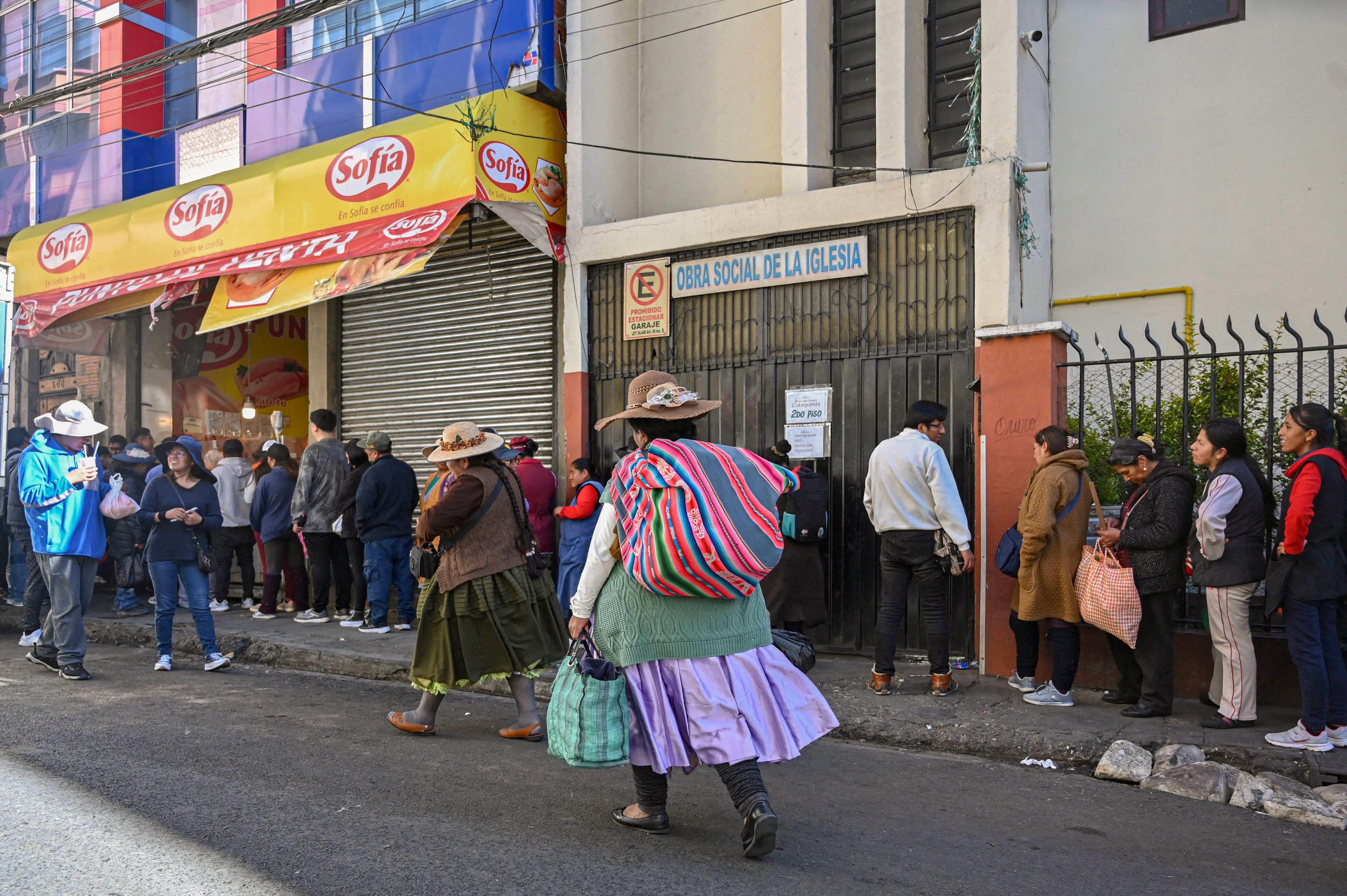 Un mes con La Paz sitiada: filas de horas para comprar un pollo y de hasta cuatro días para gasolina