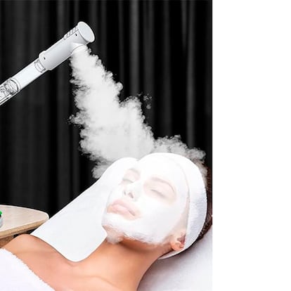 Vaporizador facial sobre fondo blanco.