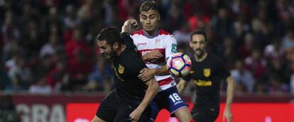 Koke lucha con Pereira por un bal&oacute;n.