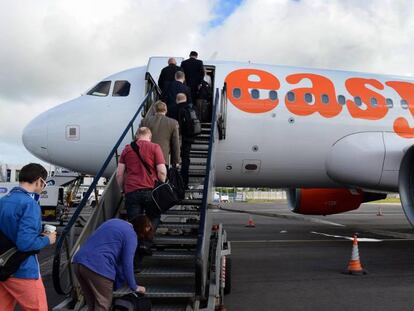 Pasajeros suben a bordo de un avi&oacute;n de Easyjet.