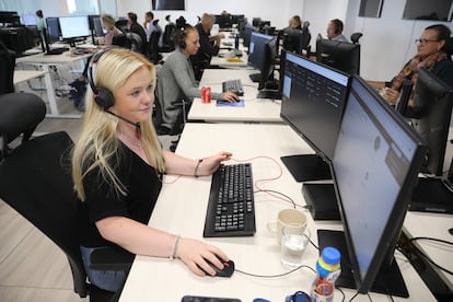 Mujeres trabajando en un 'call center' de Torrevieja, en Alicante.