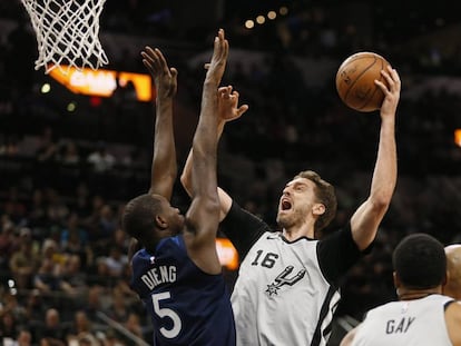 Pau Gasol lanza ante Dieng.