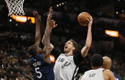 Pau Gasol lanza ante Dieng.