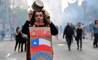 Una mujer participa en una manifestación contra el Gobierno, en Santiago (Chile).
